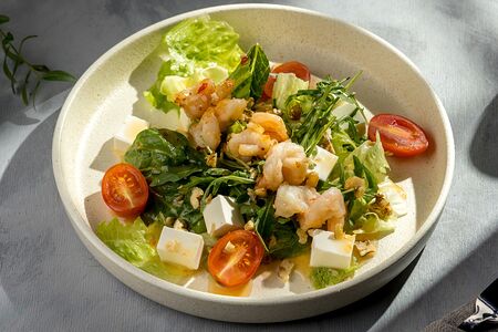 Салат с креветкой, сыром фета и соусом маракуйя