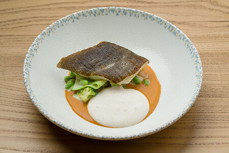 Палтус с овощами и соусом