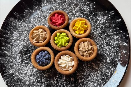 Тарталетка мини со сливочным кремом Фиалка со вкусом малины, лимона, черники, ванили, фисташки, кофе