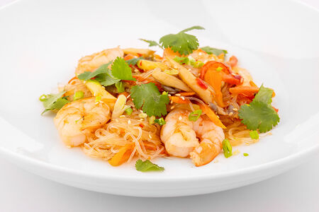 Лапша фунчоза с тигровыми креветками