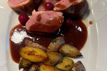 Медальон из утки, картофель, брусничный соус