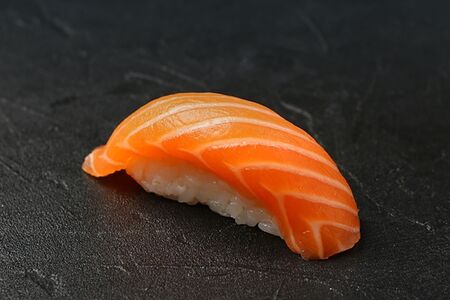 Суши с лососем