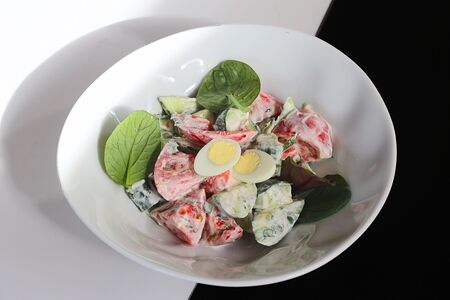 Домашний овощной салат с зеленью и яйцом