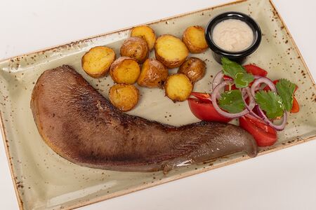 Стейк из говяжьего языка с картофелем