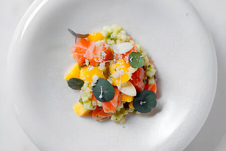 Тартар из лосося, персик и молодой миндаль