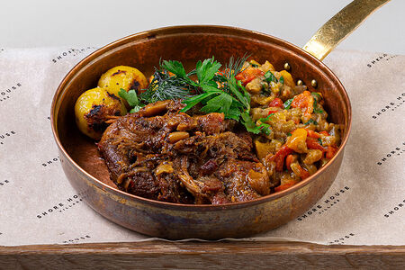 Томленый ягненок, бабагануш и печеный картофель