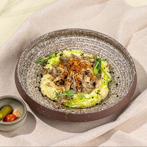 Говяжья вырезка с луком и картофельным пюре