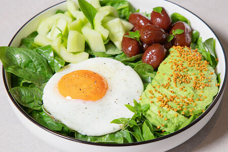 Утренний салат с яйцом и авокадо