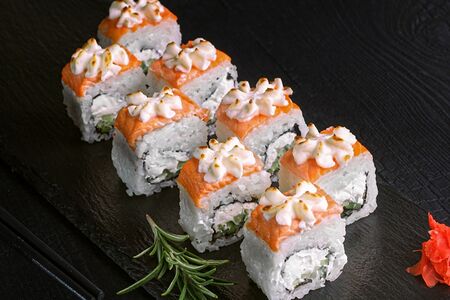 Ролл Филадельфия запеченная