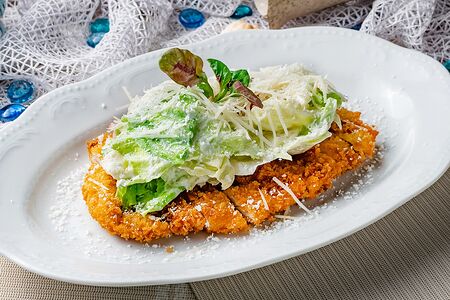 Салат Цезарь с куриным шницелем