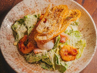 Цезарь с креветками на гриле