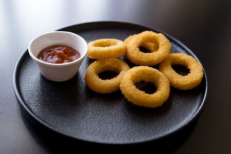 Луковые кольца с кетчупом