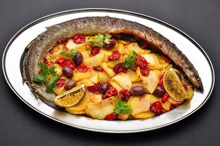 Балтийский угорь с картофелем и оливками