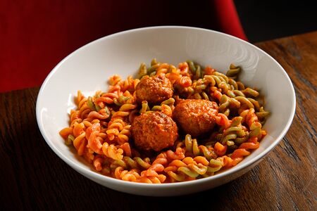 Макарошки с фрикадельками в томатном соусе