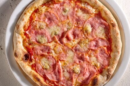 Пицца с мортаделлой и горгонзолой 