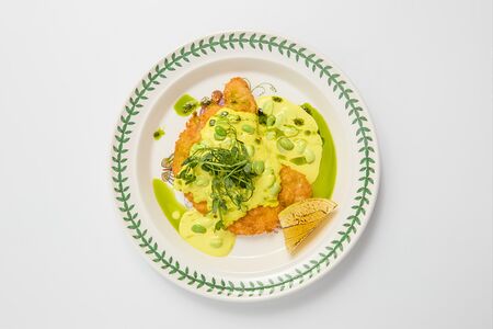 Хрустящий шницель из индейки с лимонным соусом