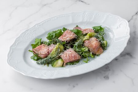 Салат с ростбифом, маринованными цукини и пармезаном