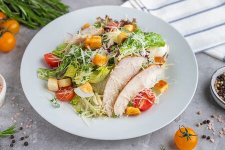 Цезарь с куриным филе и с сыром пармезан