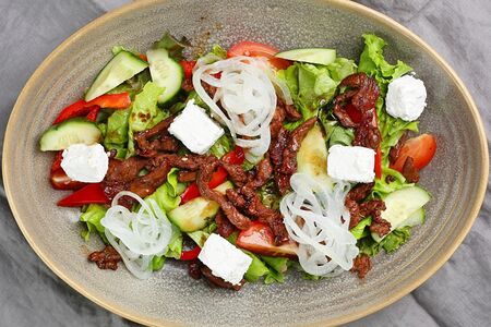 Салат с фермерской телятиной, овощами и рассольным сыром