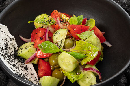 Овощной салат с оливками, каперсами и сырным муссом