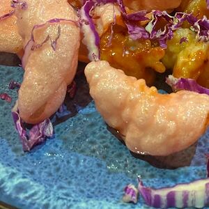 Креветочные чипсы со сладко-острым соусом