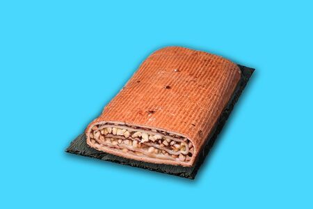 Рулет с яблоком и корицей