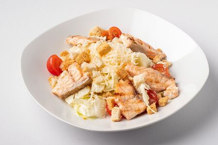 Салат Цезарь с лососем