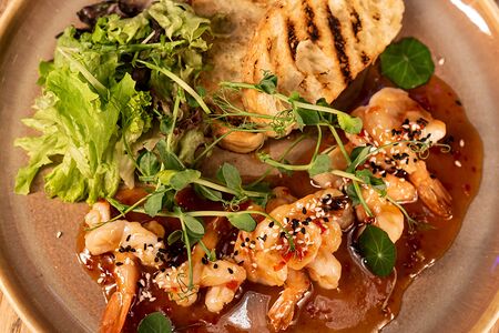 Жареные креветки, чиабатта