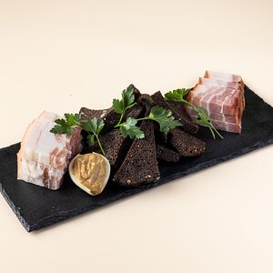 Сало с горчицей и гренками