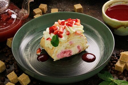 Сливочный рулет с клубникой