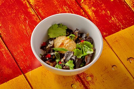 Грибы муэр с жареным яйцом и соусом Спайси