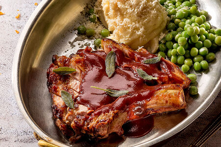 Отбивная из поросенка с зеленым горошком