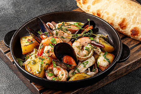 Сковорода с дарами моря