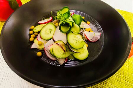 Салат из сезонных овощей с ароматным маслом 