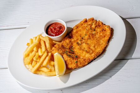 Шницель куриный с картофелем фри
