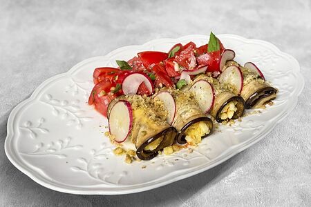 Рулетики из баклажанов с салатом из сладких помидор