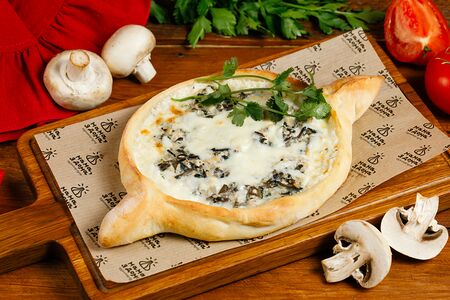 Хачапури с томлёным в сливках цыплёнком