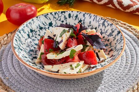 Салат из свежих томатов и сыра