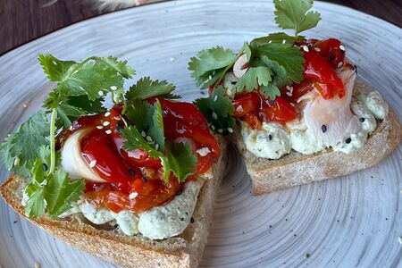 Брускетта с куриной грудкой и запеченным перцем