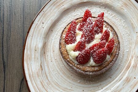 Тарталетка со свежей клубникой