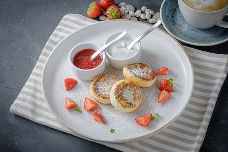 Сырники со сметаной и клубнично-базиликовым соусом