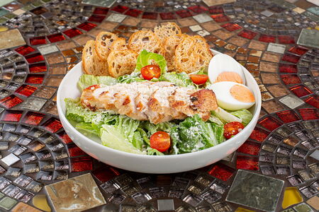 Салат Цезарь с курицей