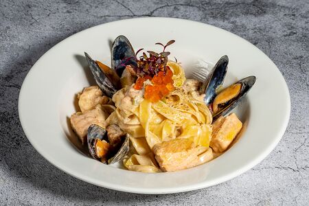 Феттуччине с морепродуктами в сливочном соусе