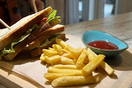 Клаб-сэндвич с ветчиной и картофелем фри