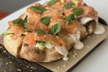 Пицца с лососем и авокадо