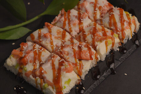Суши-пицца с лососем