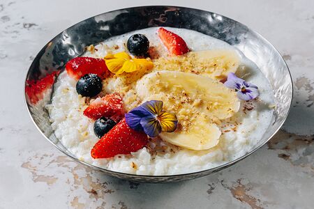 Каша с ягодами, корицей и орехами