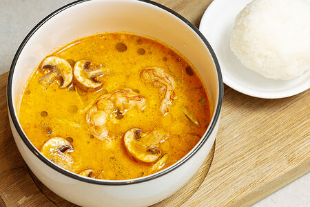 Острый кокосовый суп с креветками