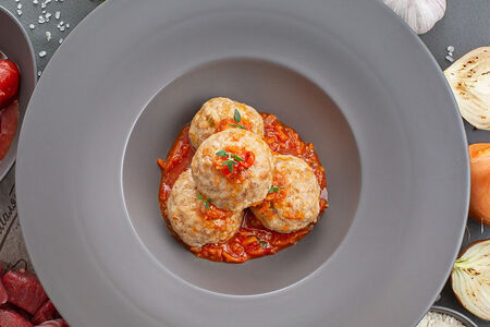 Домашние тефтели в томатном соусе