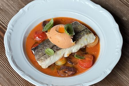 Пикша с томатами и каперсами